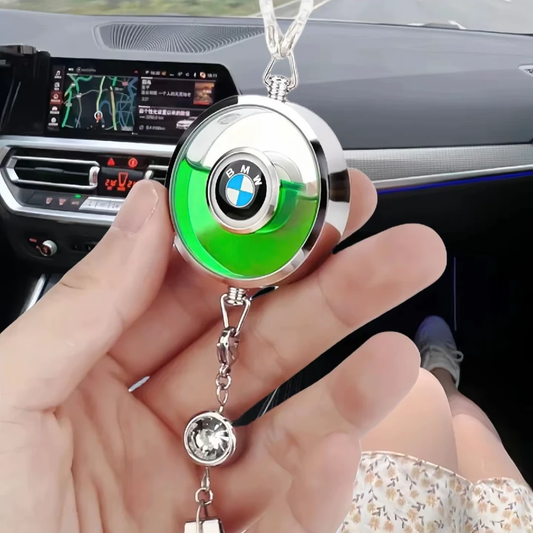 Elegant luftrenare med hängen med billogotyp - aromaterapi möter bilstil